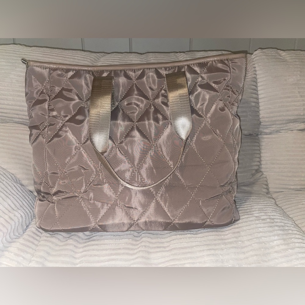 Stylish Quilted Tote! 🥳 - Picture 2 of 4